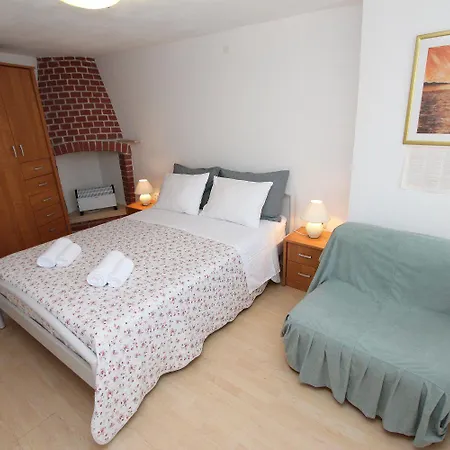 Lauschiges Studio-apartment Nur 5 Gehminuten Zum Zentrum Von - Mit Privatparkplatz *