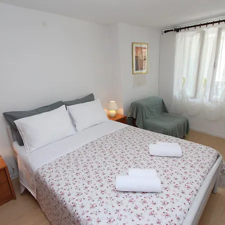 Lauschiges Studio-apartment Nur 5 Gehminuten Zum Zentrum Von - Mit Privatparkplatz Apartment *