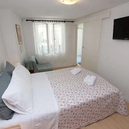 Lauschiges Studio-apartment Nur 5 Gehminuten Zum Zentrum Von - Mit Privatparkplatz 아파트 *